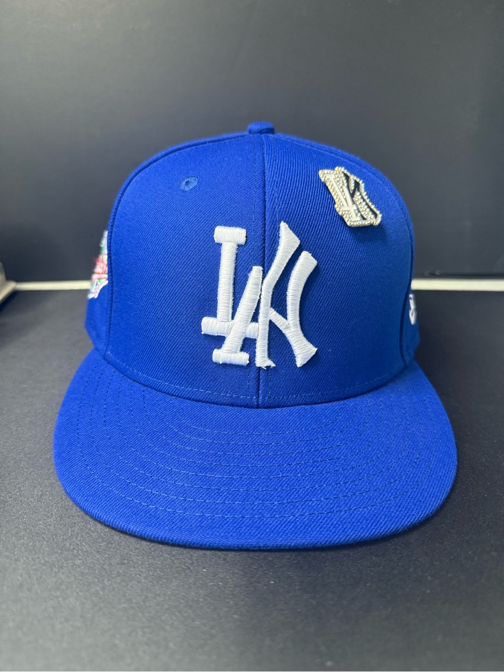 CREDENTIALS NEW ERA HAT LA & PIN 7 3/8